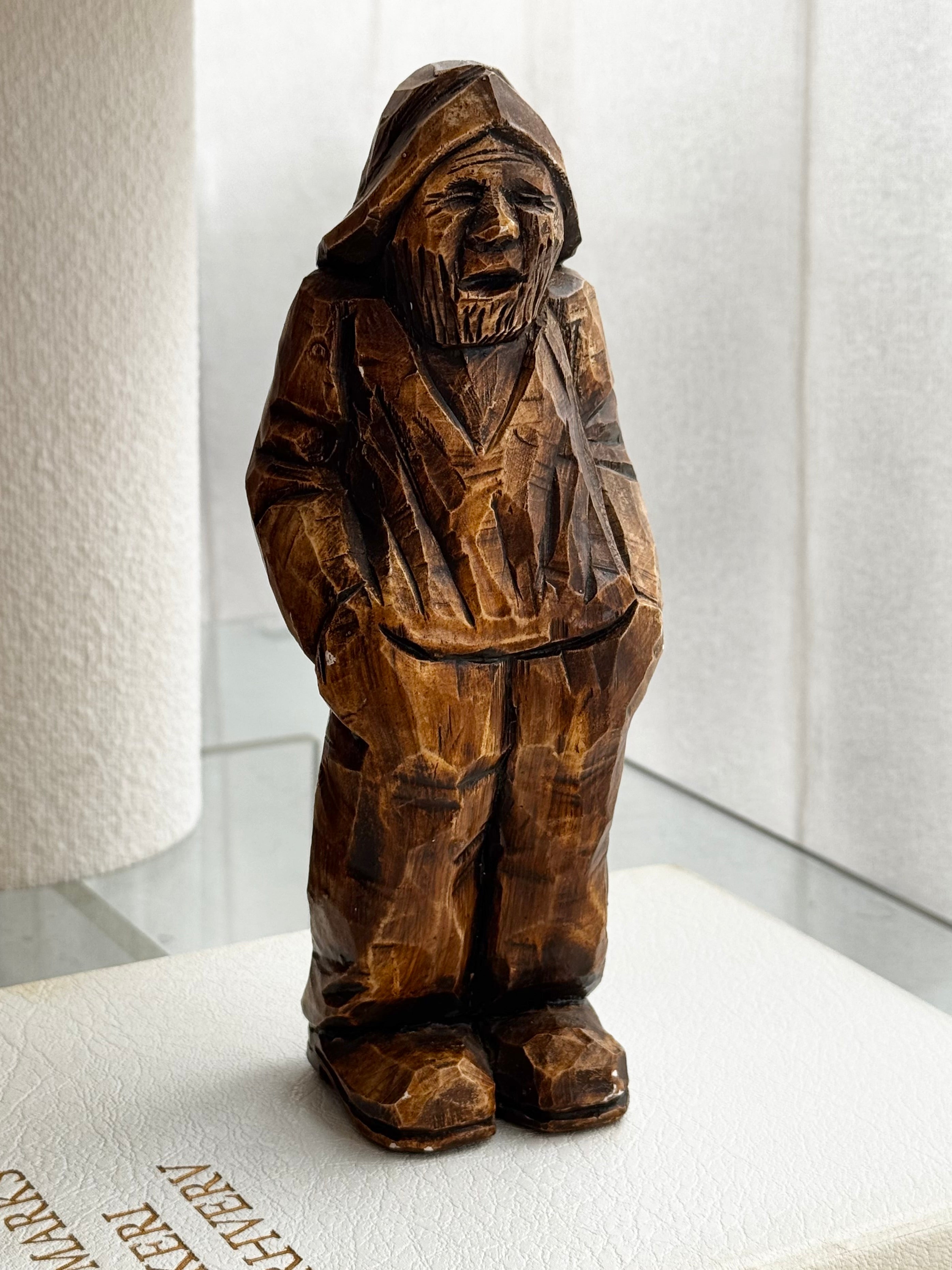 Håndskåret træfigur