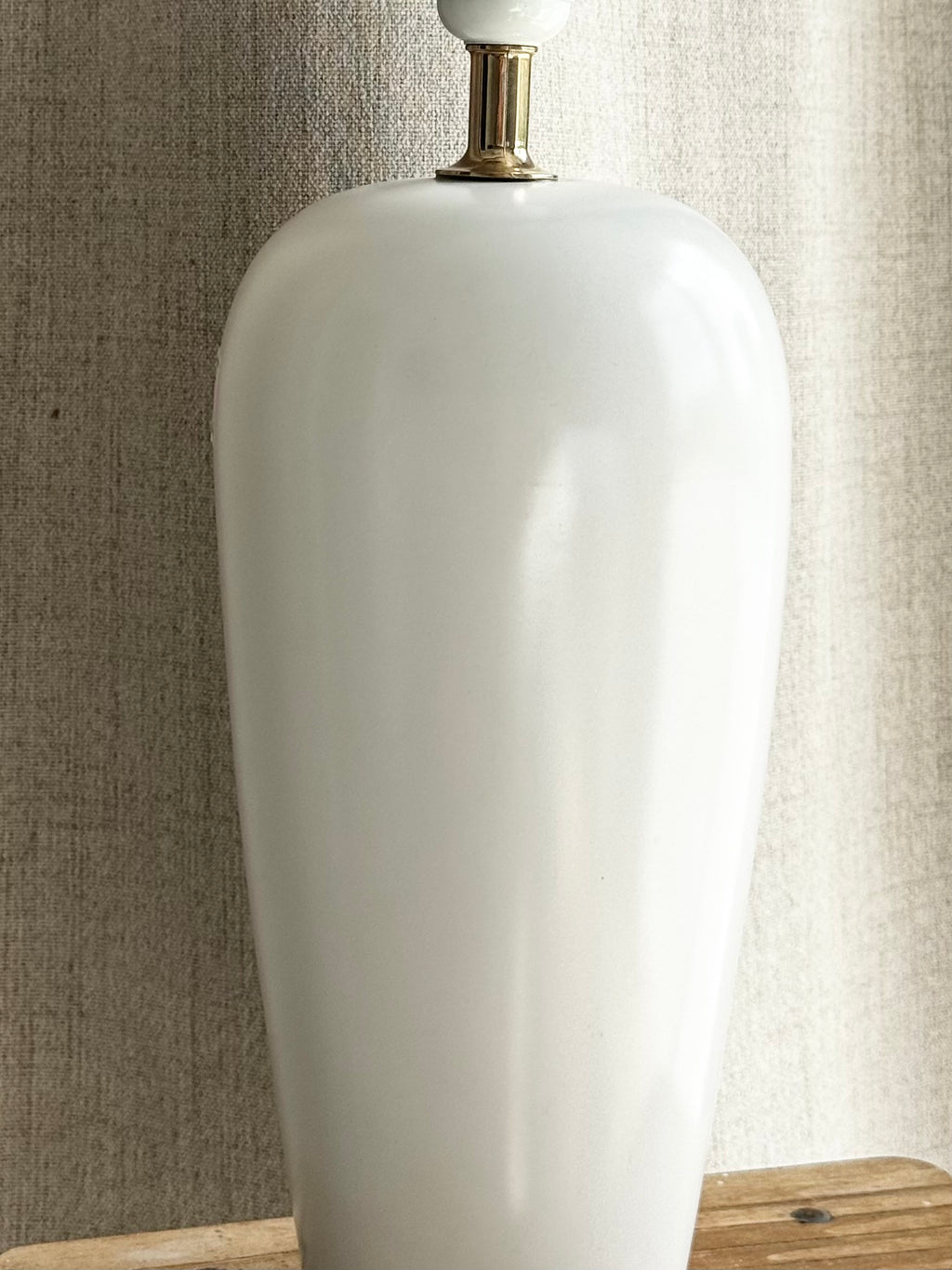 Bordlampe med gulddetalje