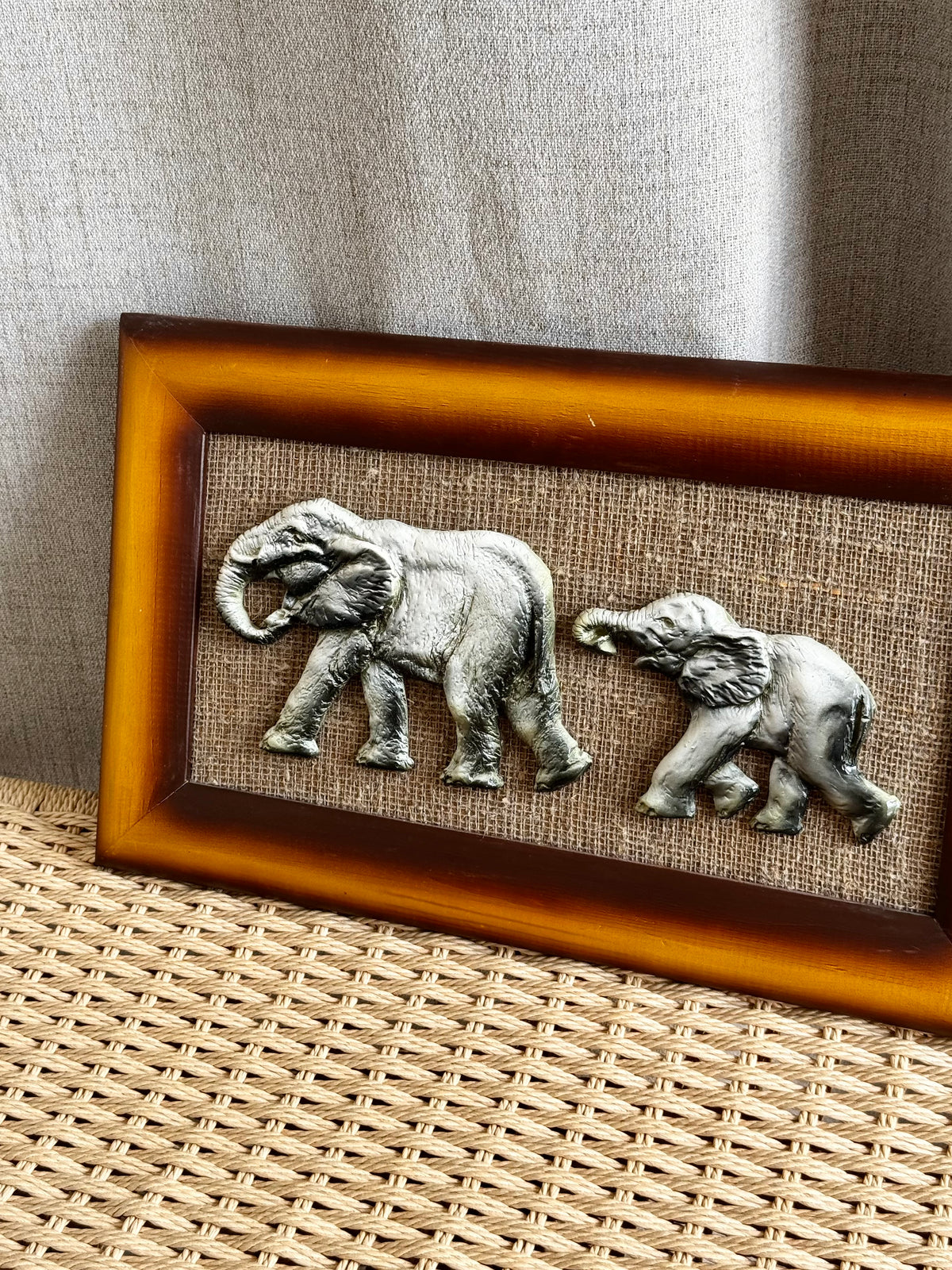 Relief med elefant motiv