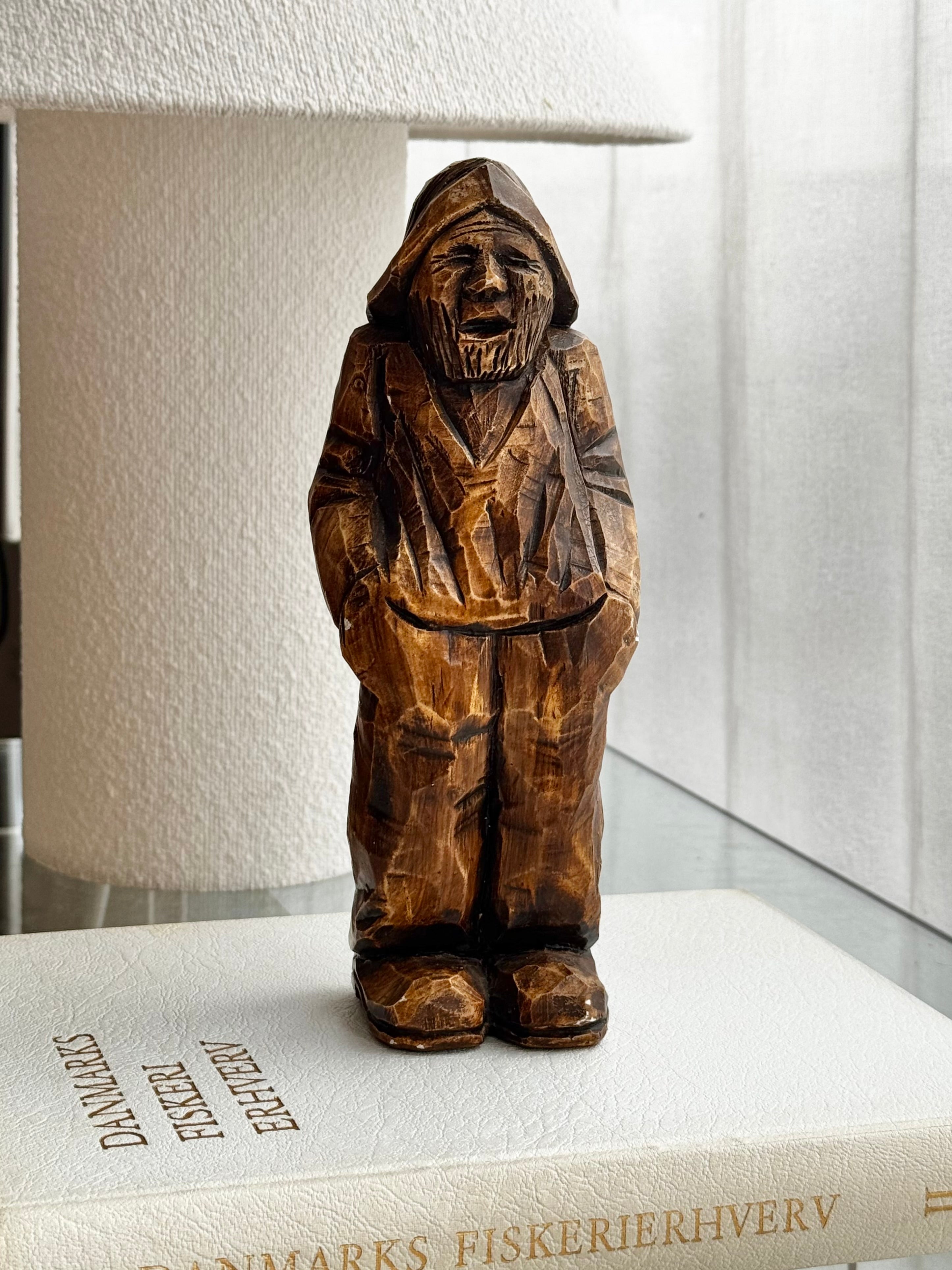 Håndskåret træfigur
