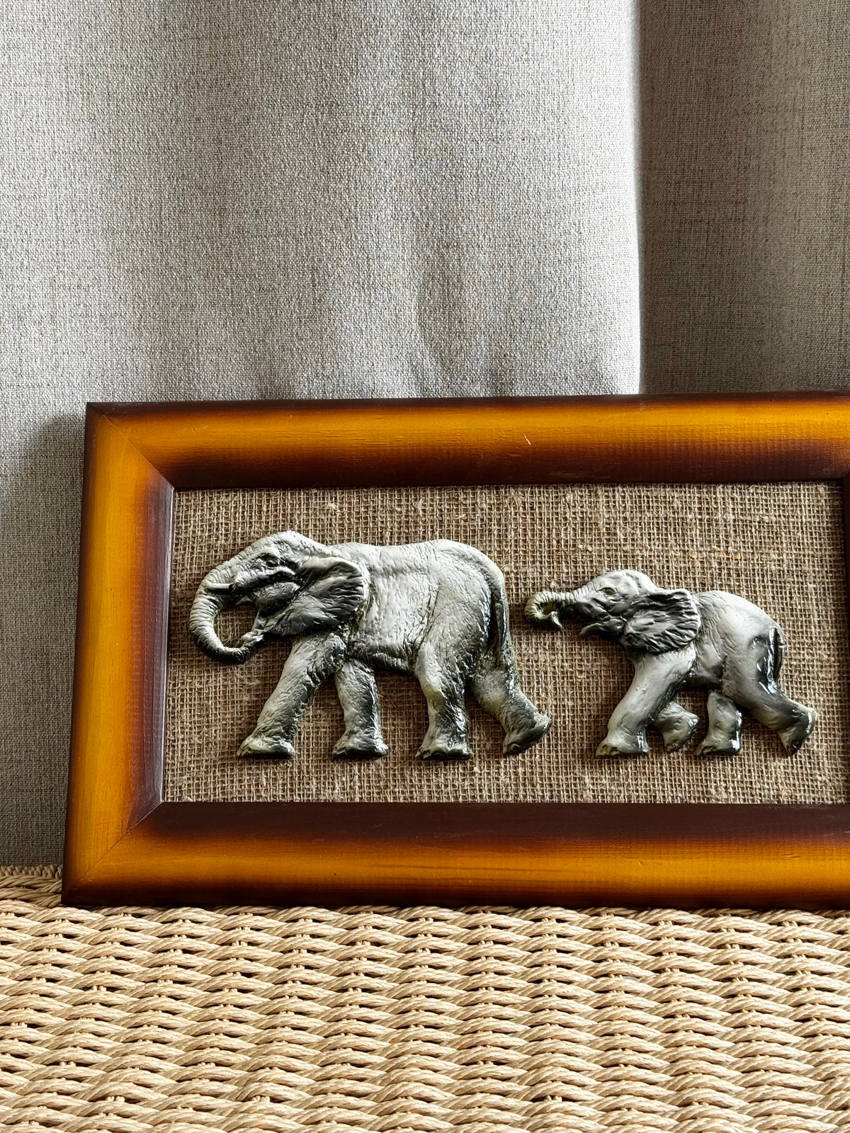 Relief med elefant motiv