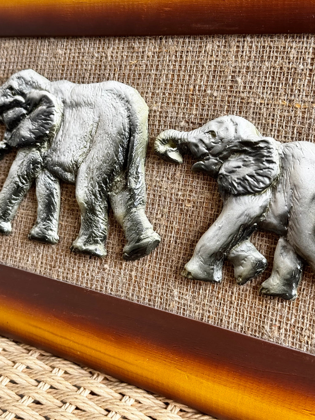 Relief med elefant motiv