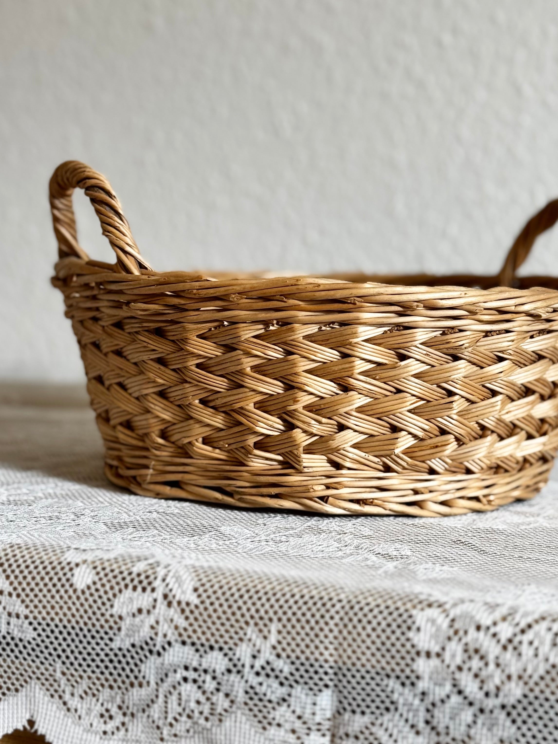 Bread basket with handle