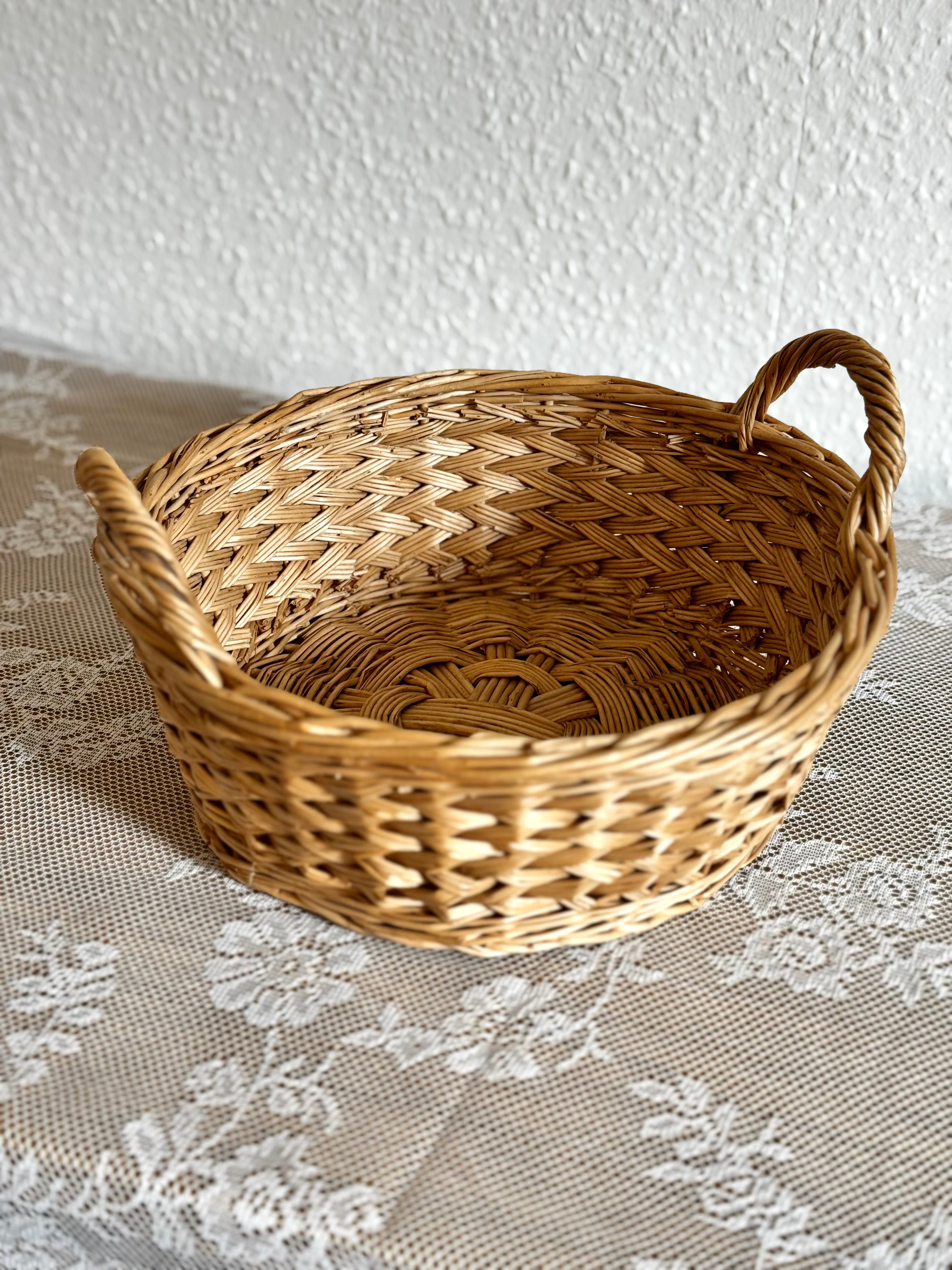 Bread basket with handle