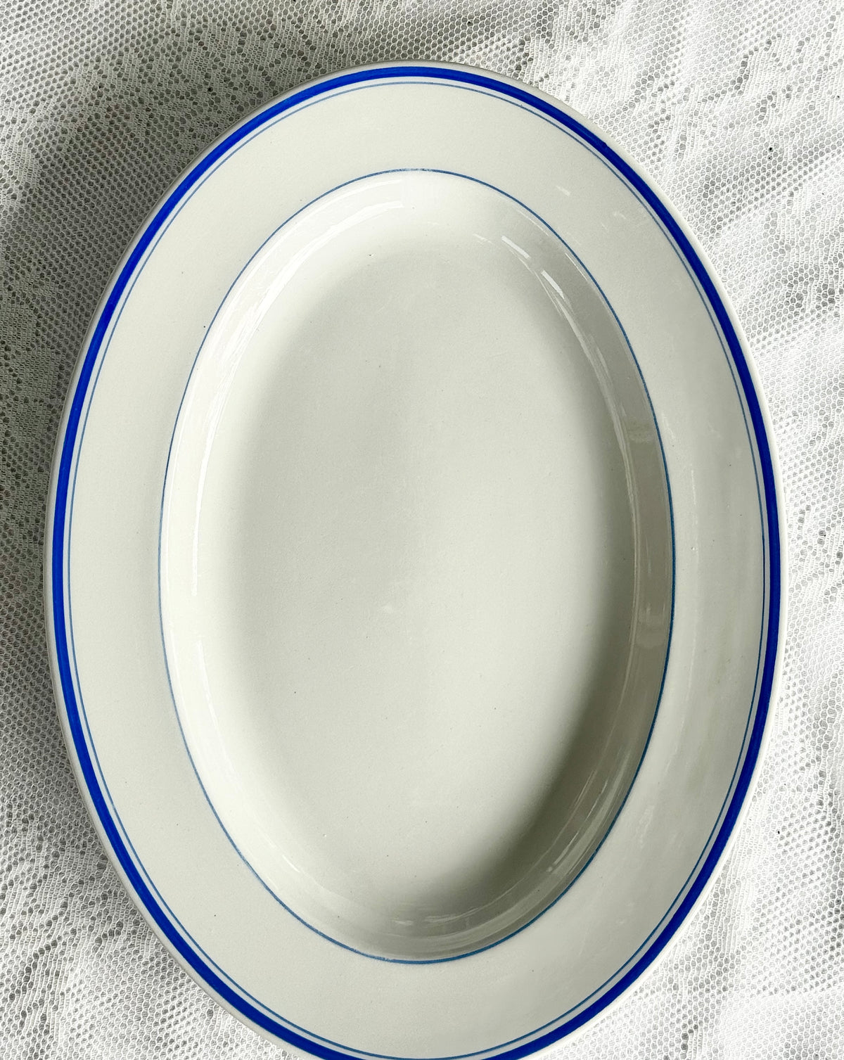 Serveringsfad med blå detaljer