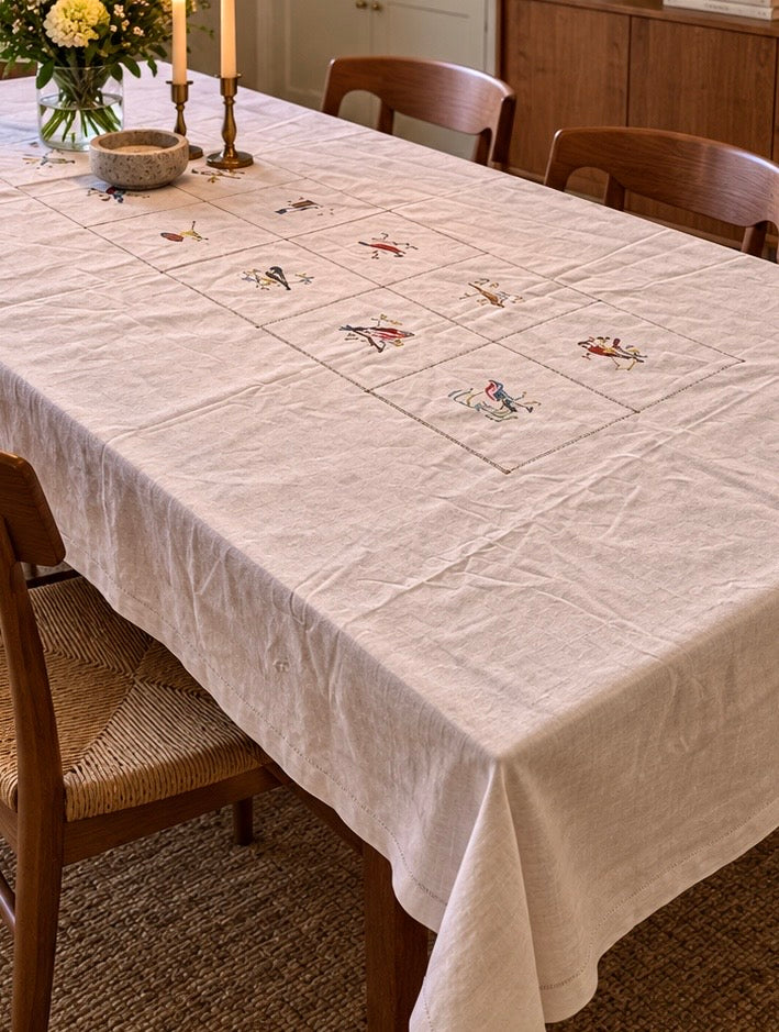 Broderet dug i naturstof