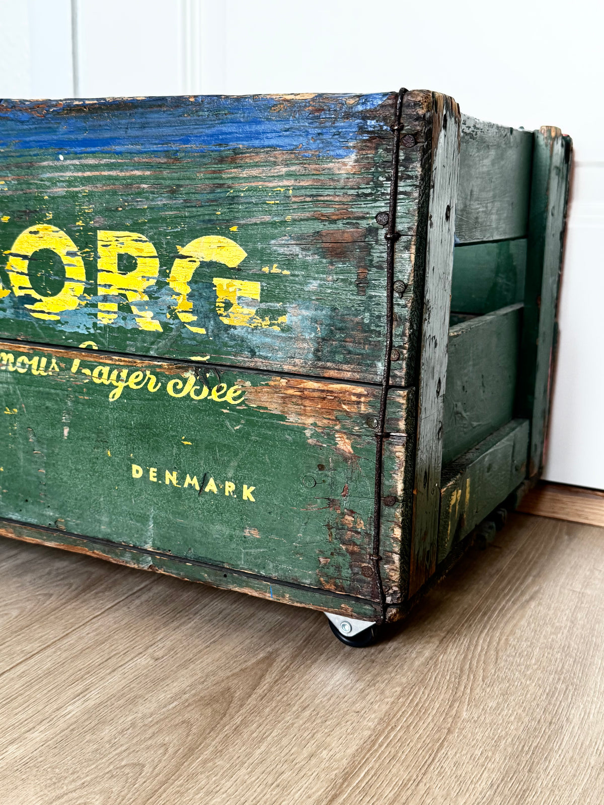 Gammel ølkasse med hjul