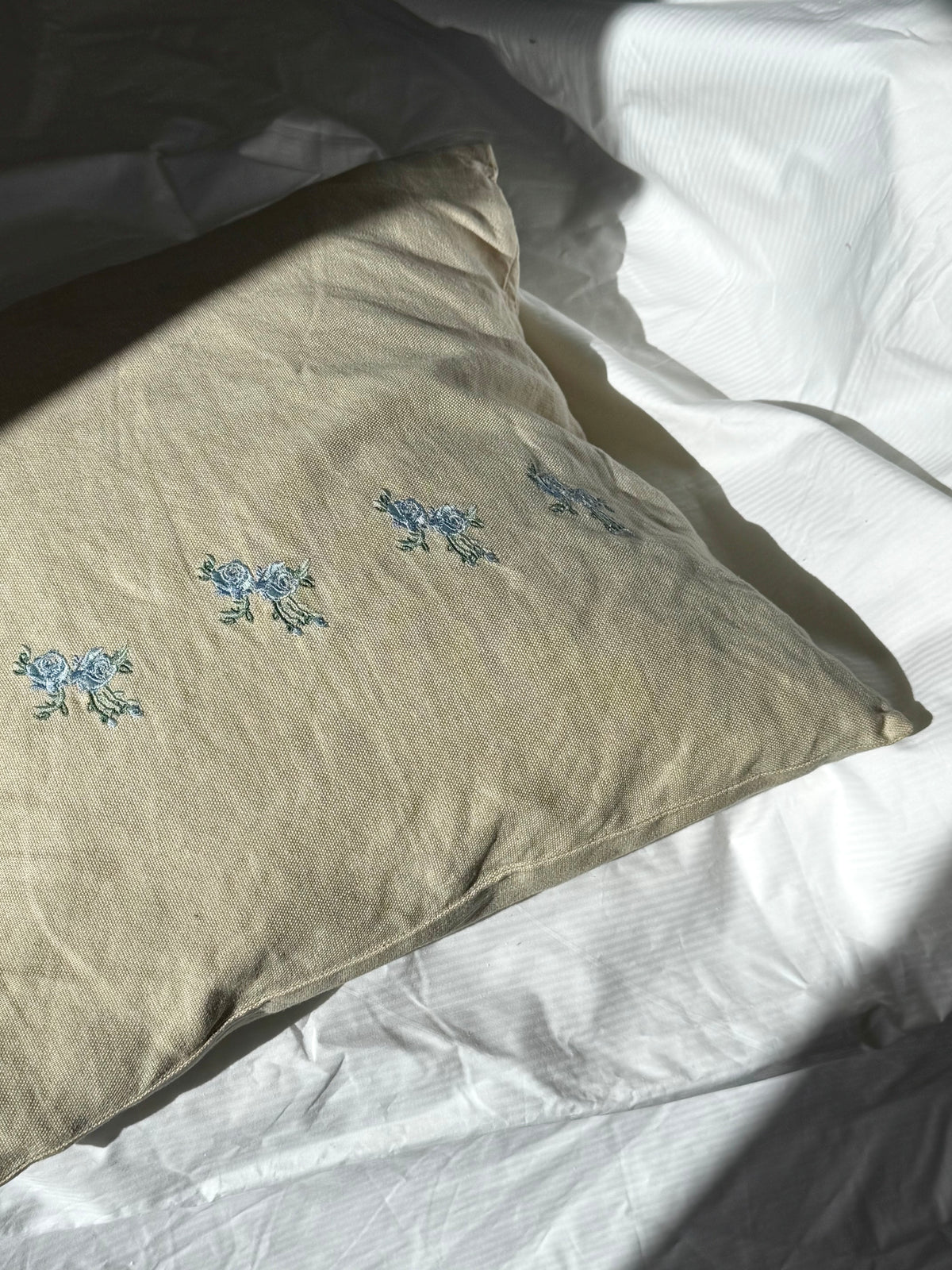 Pude med broderinger