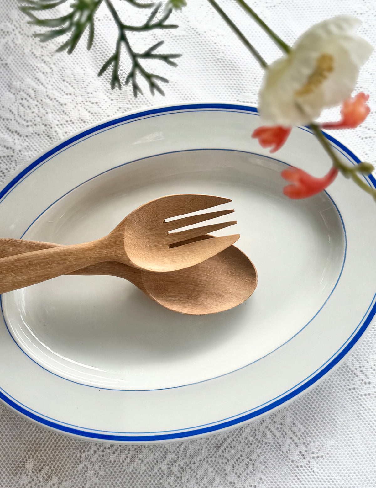 Serveringsfad med blå detaljer