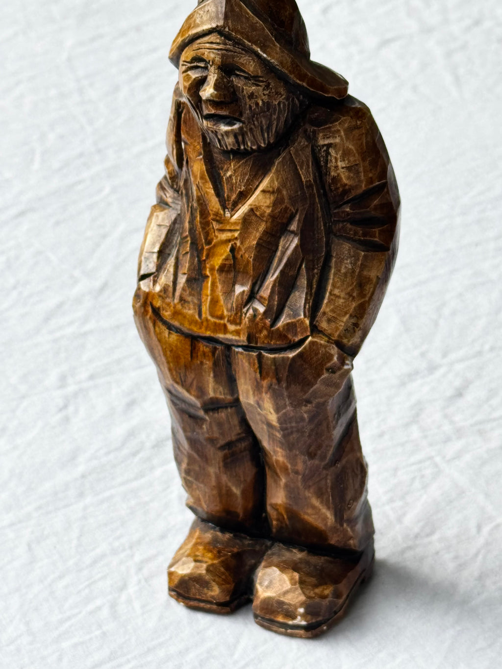 Håndskåret træfigur