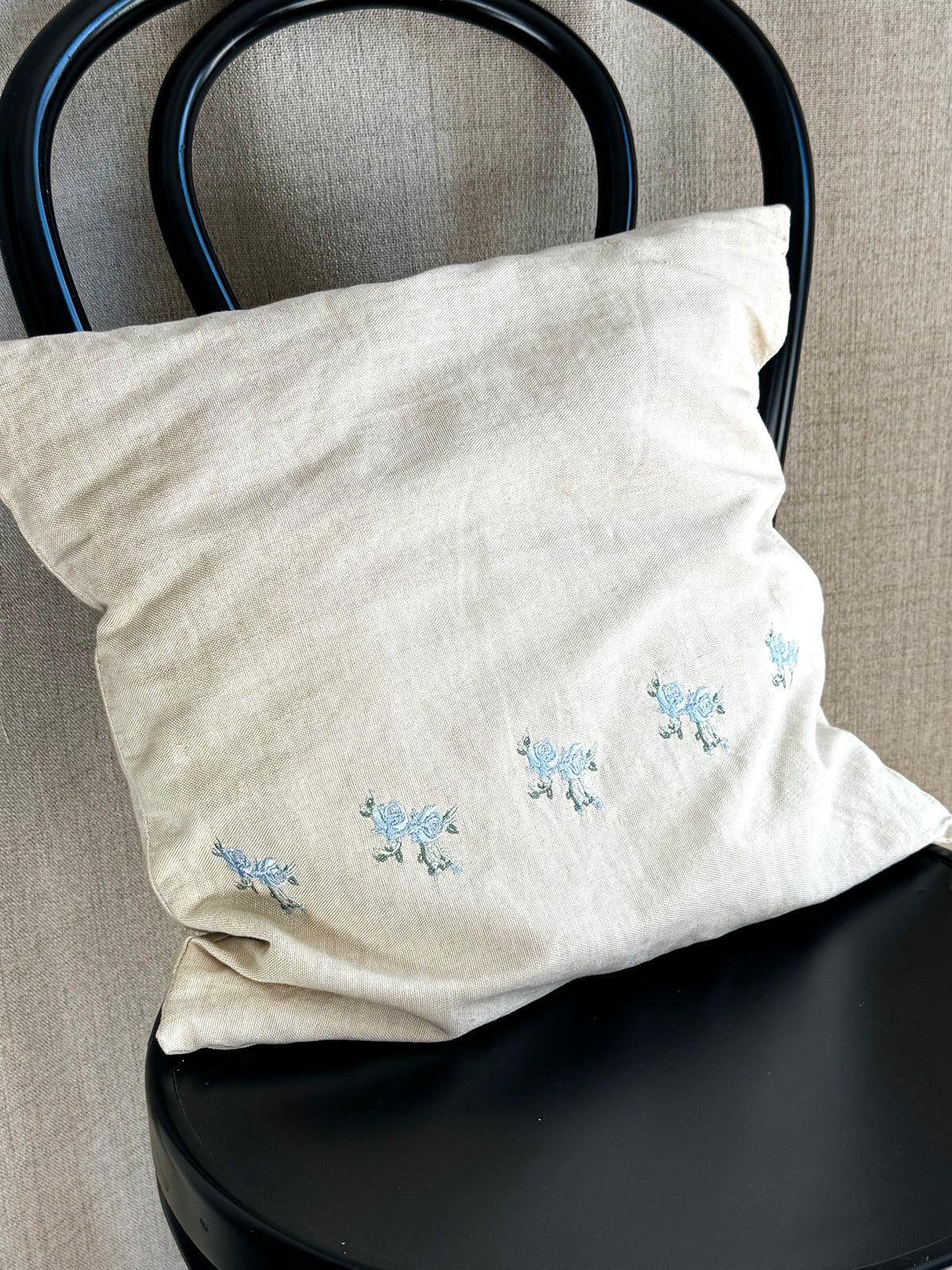 Pude med broderinger