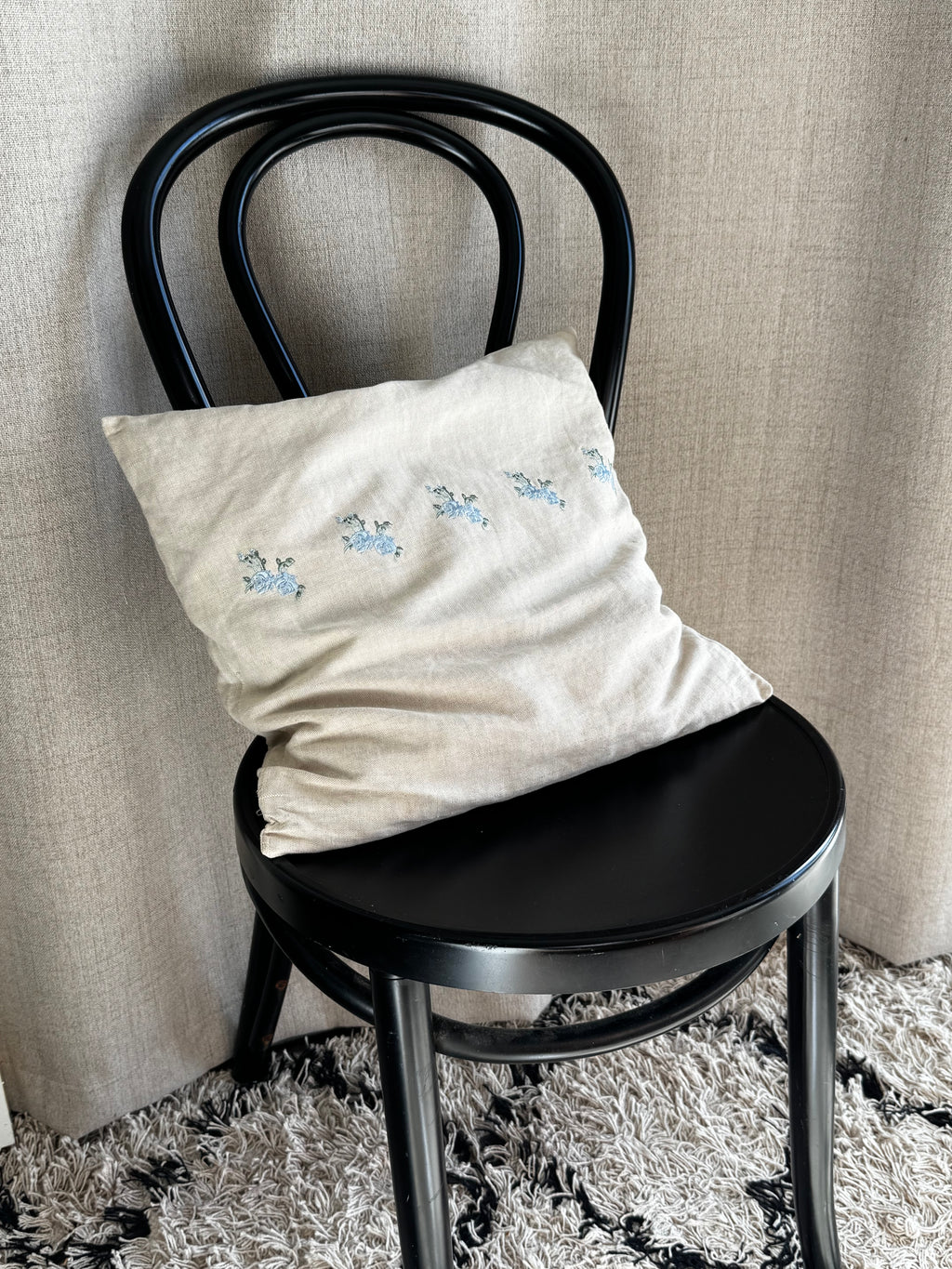Pude med broderinger