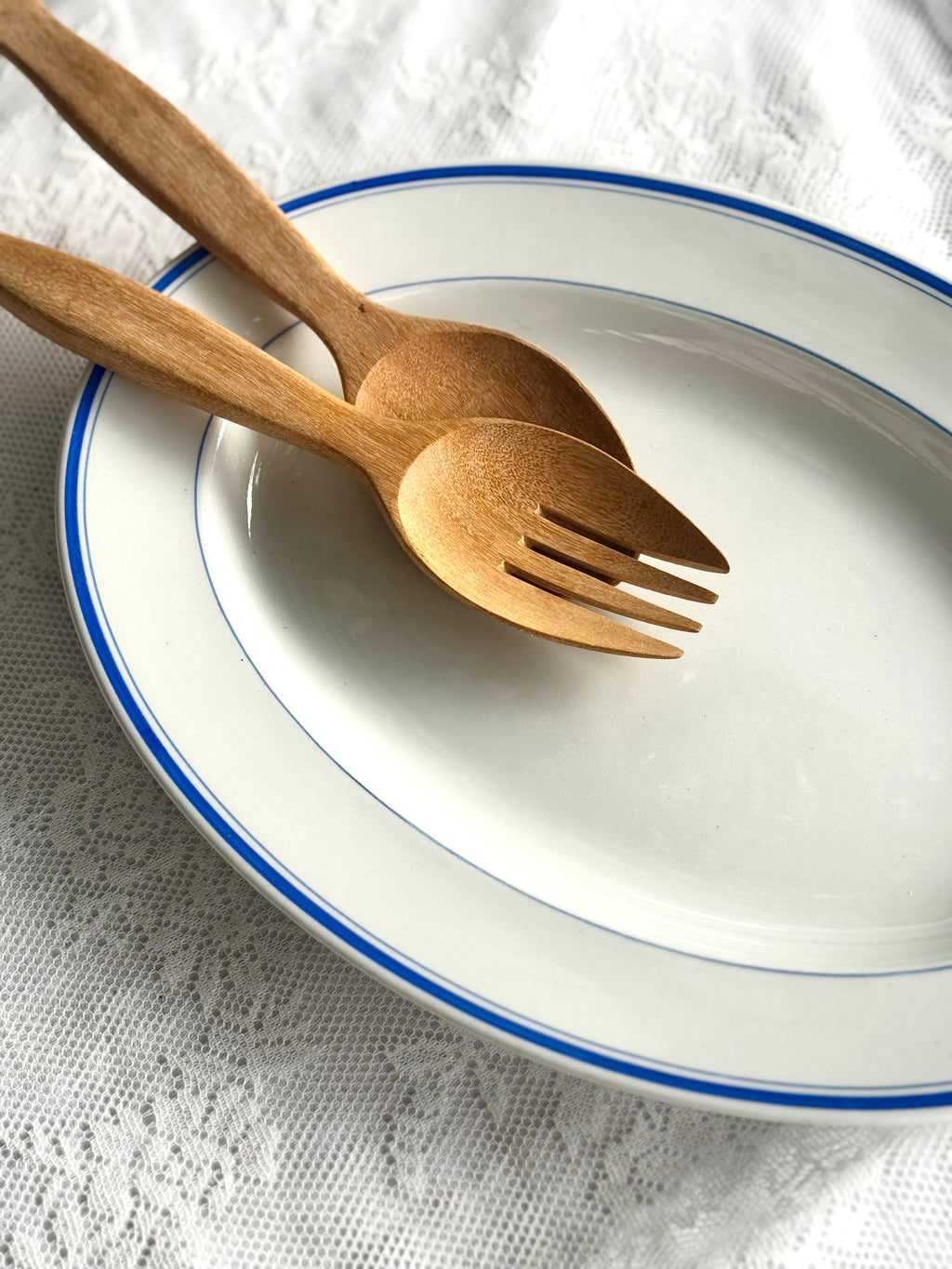 Serveringsfad med blå detaljer