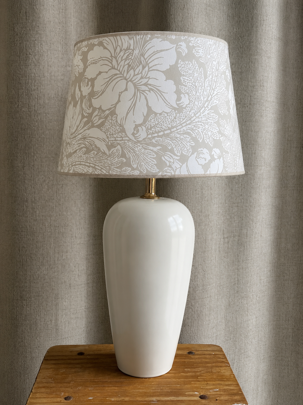 Bordlampe med gulddetalje