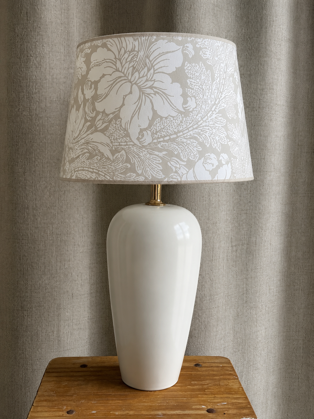 Bordlampe med gulddetalje