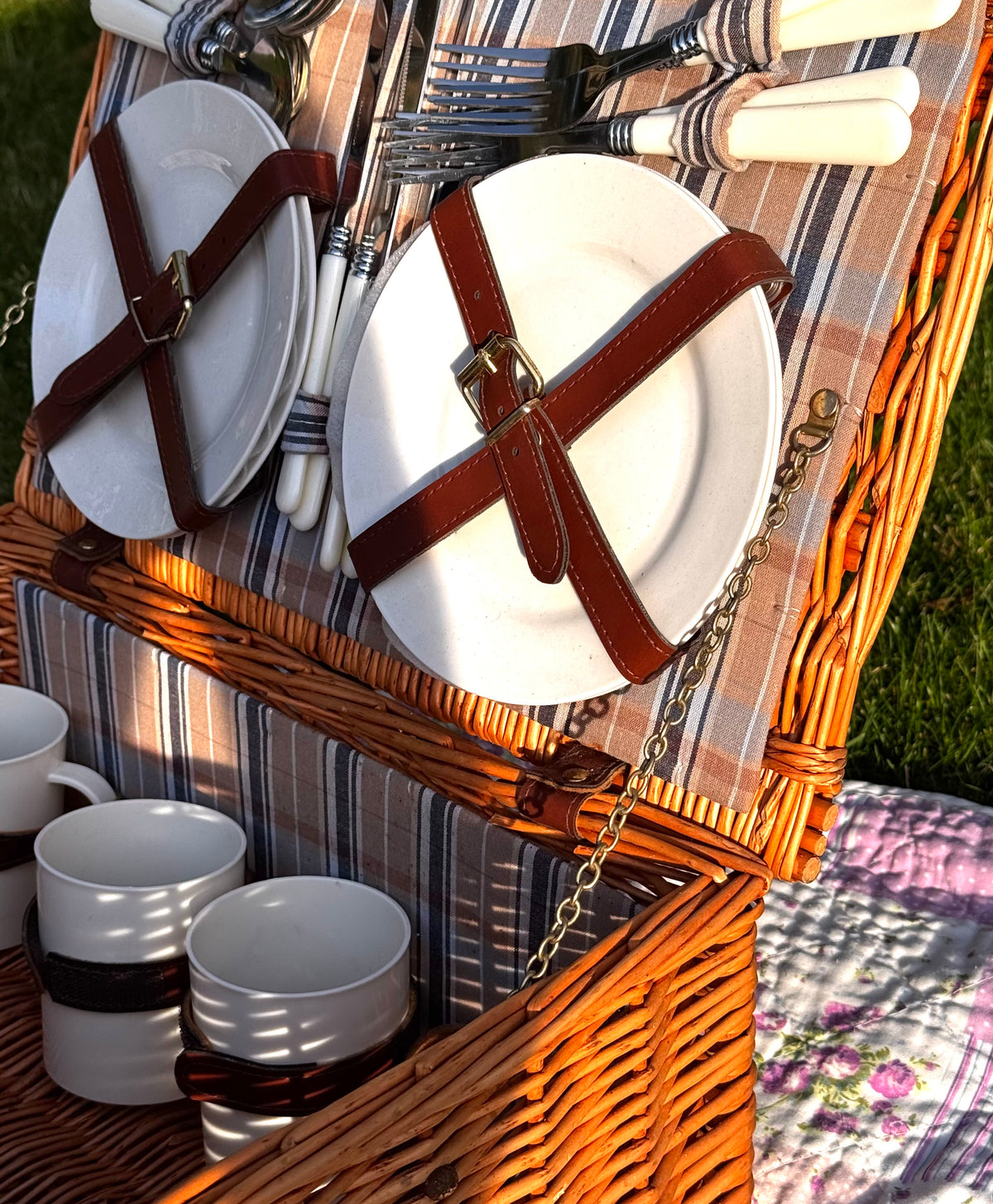 Picnickurv i pileflet med indhold